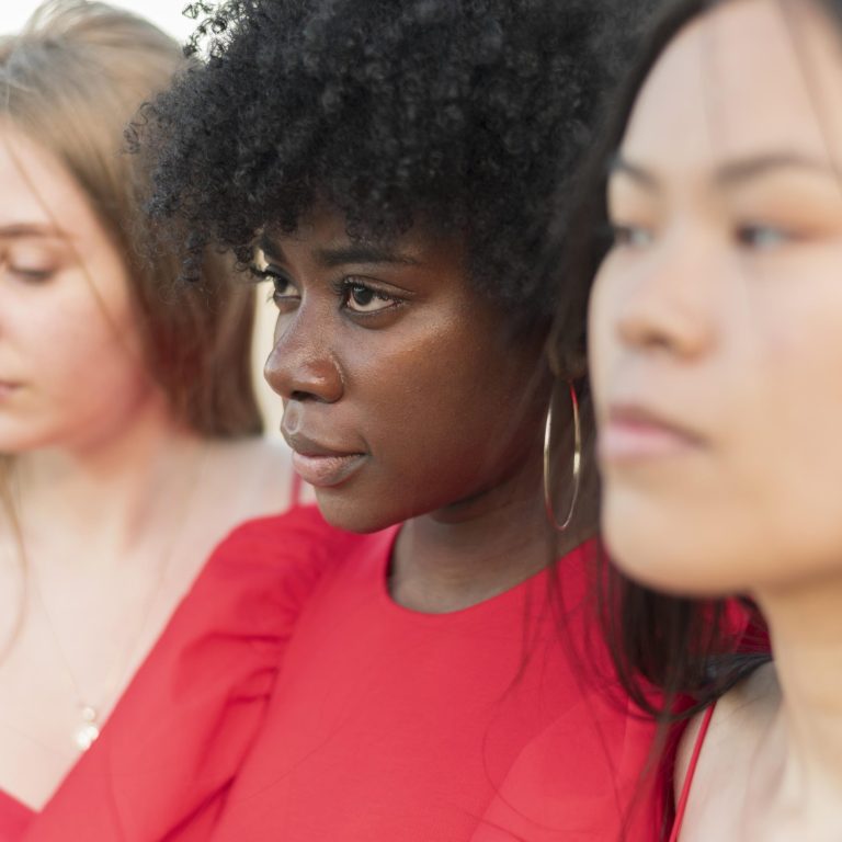 gros plan sur les femmes qui passent du temps ensemble
